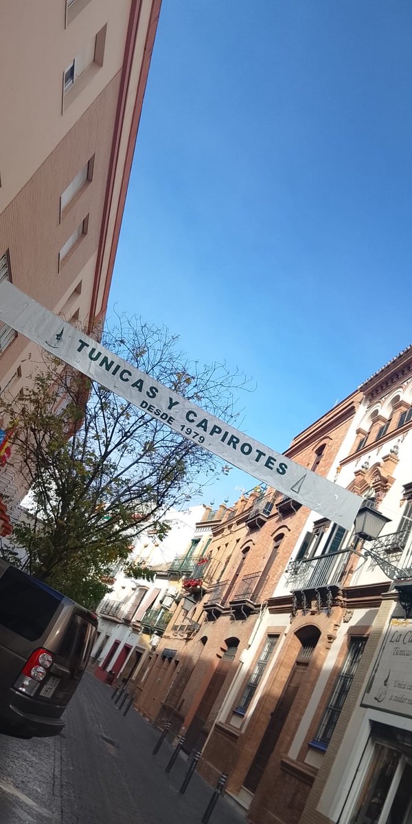 Acabada la Navidad, comienza la espera. En la calle Matahacas de pared a pared aparece el primer anuncio de túnicas y capirotes.