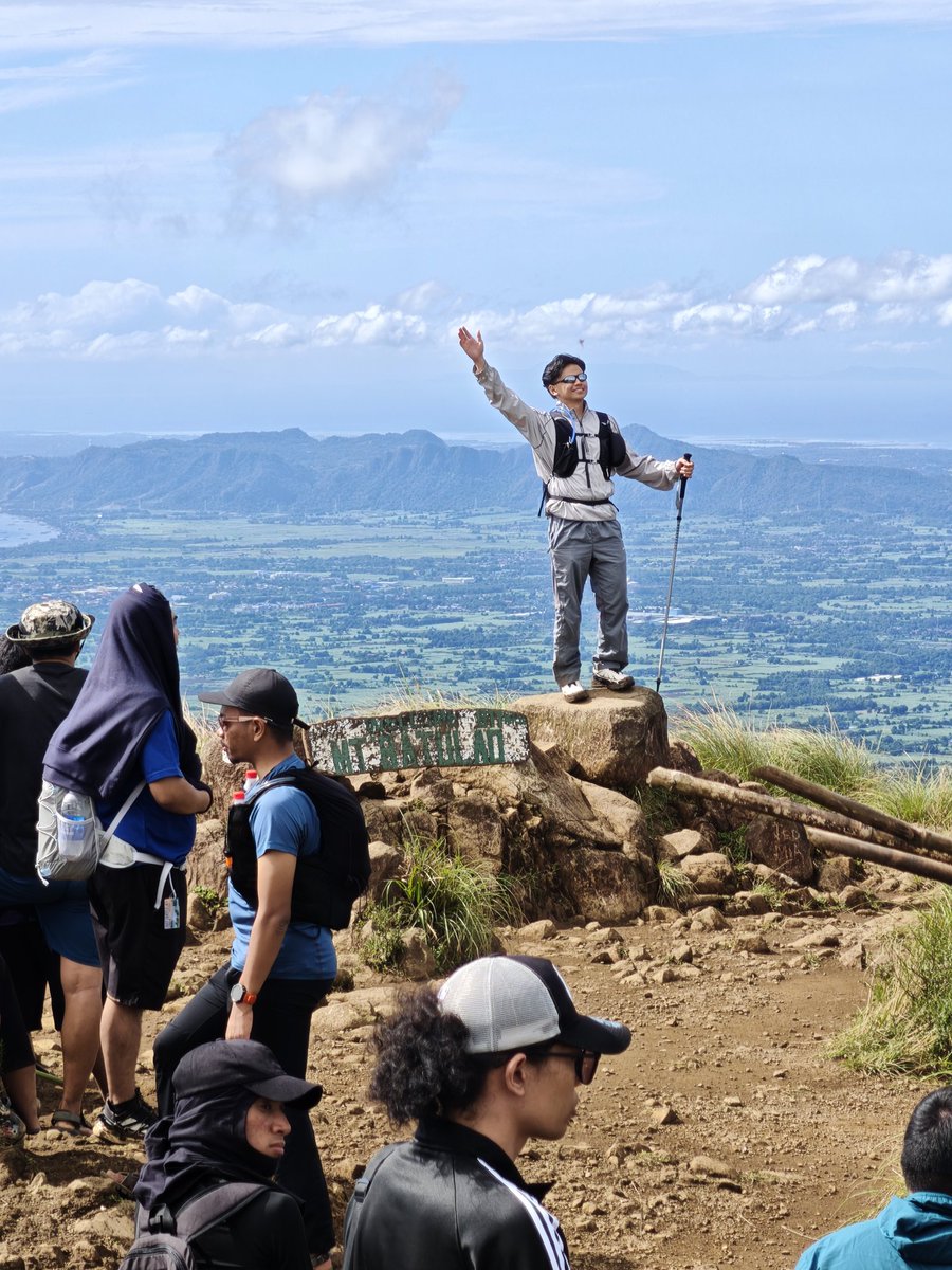 Judgeable_01's tweet photo. Naghike kami sa MT. Batulao⛰️ last December 21, 2025 and saw this Handsome Guy sa Peak ng Mt. Batulao. I wanna know him and follow his Social Media account. Organic Encounter na sana kaso sobrang mahiyain ako. Tsaka baka straight siya, pero that type of guy yung gusto ko!💙 https://t.co/ED4Rl4GwIa