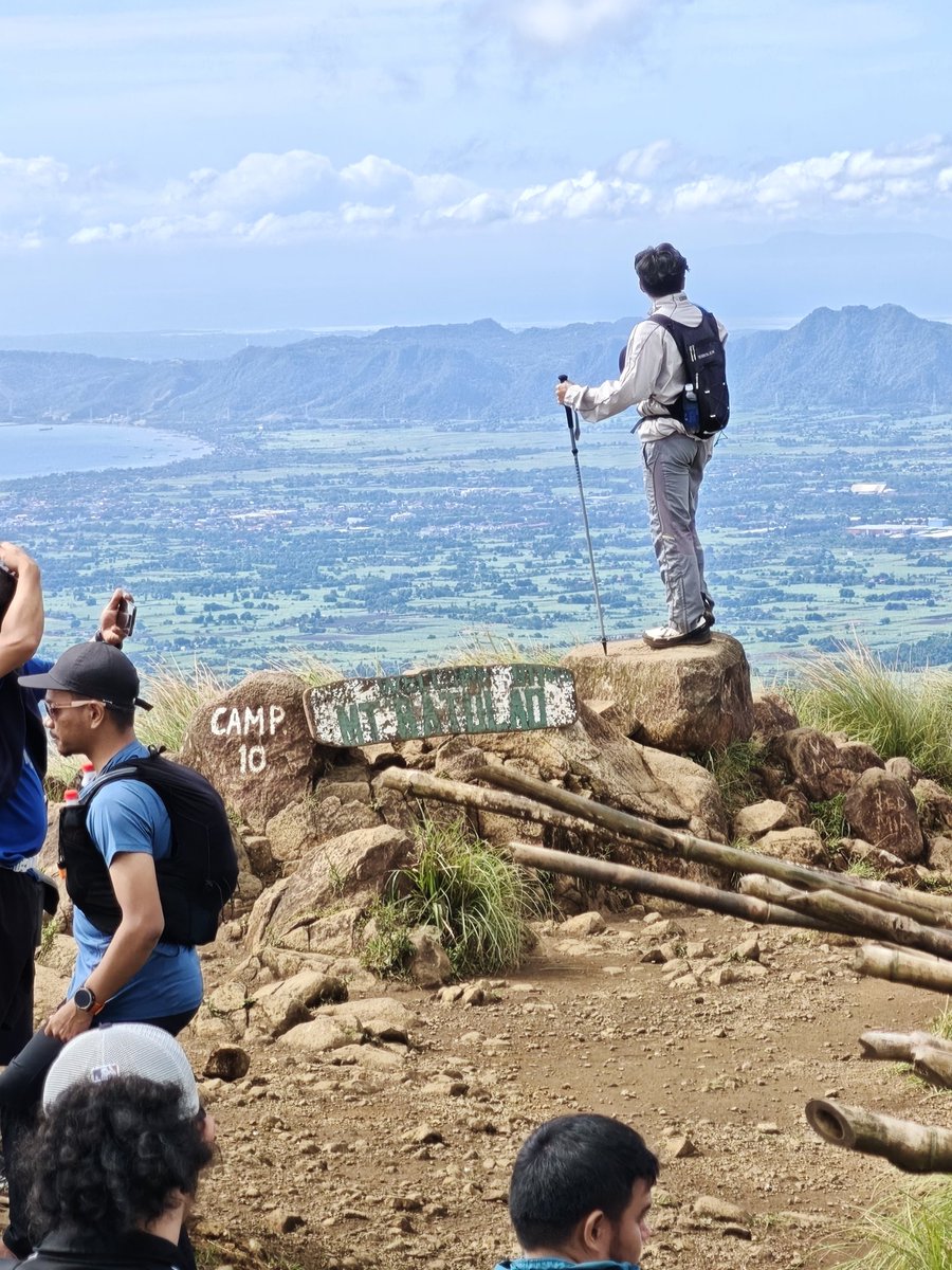 Judgeable_01's tweet photo. Naghike kami sa MT. Batulao⛰️ last December 21, 2025 and saw this Handsome Guy sa Peak ng Mt. Batulao. I wanna know him and follow his Social Media account. Organic Encounter na sana kaso sobrang mahiyain ako. Tsaka baka straight siya, pero that type of guy yung gusto ko!💙 https://t.co/ED4Rl4GwIa