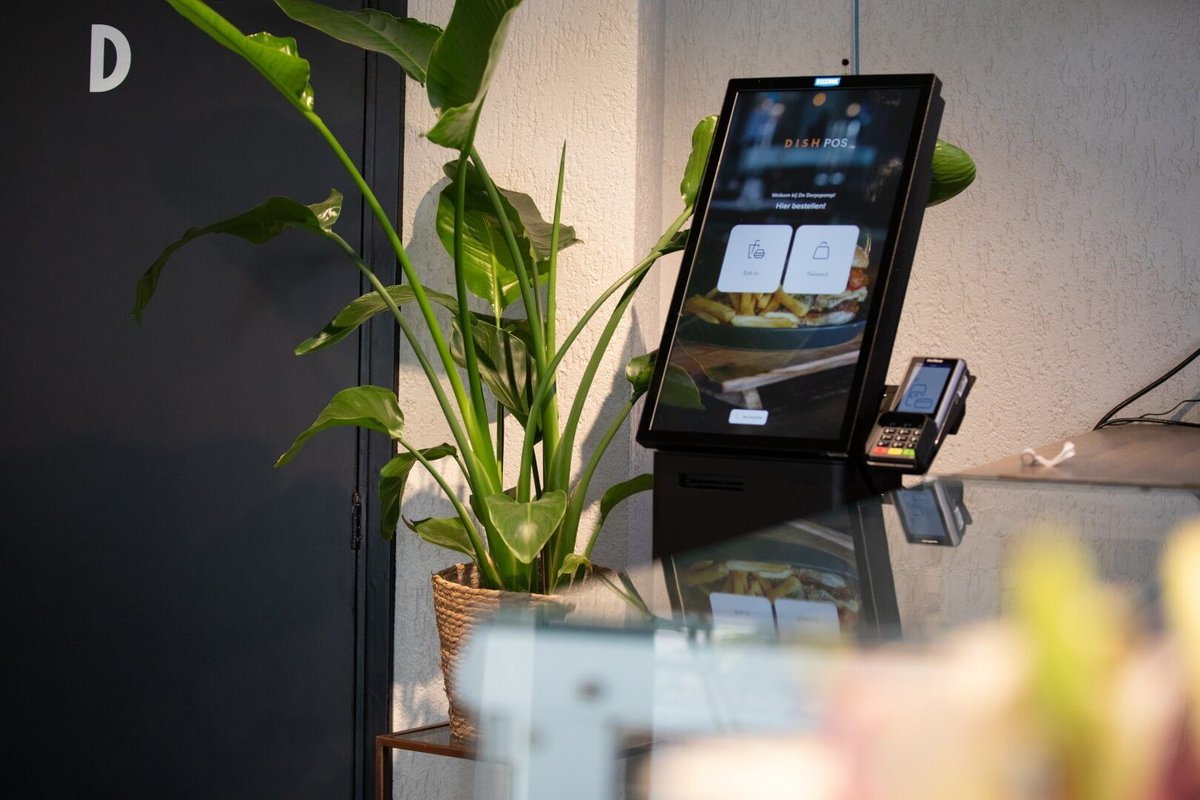 The Pan Oston BLUE FIRE Micro self-order terminal in action at Cafetaria De Dorpspomp in Laren. This compact ordering and payment terminal is deployed here by our partner x.com/eijsink as part of their self-service and checkout system for De Dorpspomp.