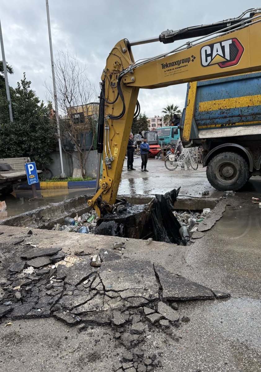 ediramaal's tweet photo. Sigurisht që kur i hedhim plehrat e shishet plastike nëpër fusha e në anët e rrugëve të atdheut që e duam vetëm në stadium, vjen një ditë shiu me gjyma që i mbledh nga janë e nga s’janë dhe i dynd në det, po kur pastaj shiu është aq i furishëm sa ky i fundit, atëherë nuk e arrinë dot detin si zakonisht sepse gryka e kanalit taposet krejt, duke përmbytur dynjanë… 

*Shkozet