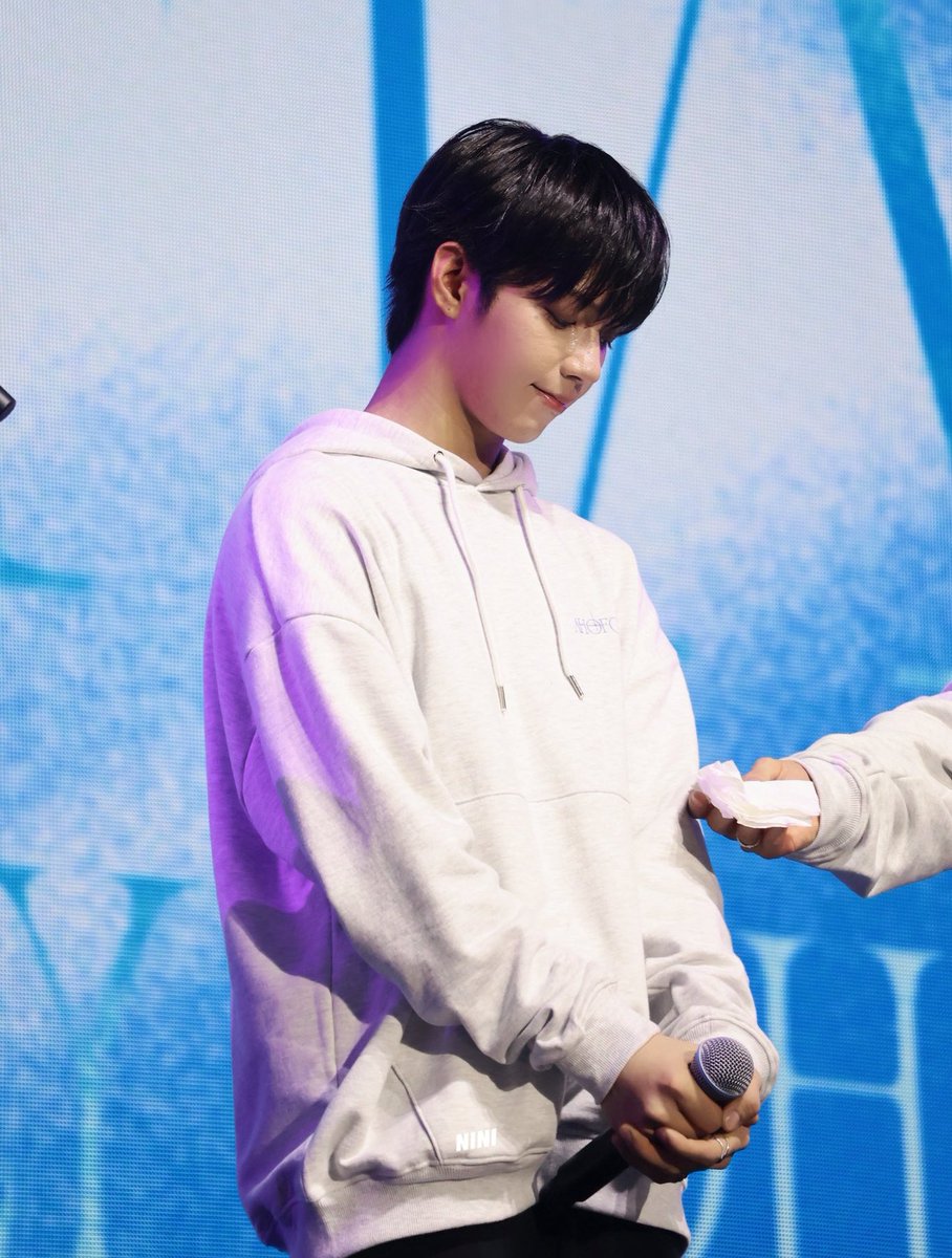 cykstejay's tweet image. 🦊: baby, tissue?
⭐: nu gagawin ko dyan? Ako pa talaga magpupunas?
🦊: Sabi ko nga ako na 

Taina boang!