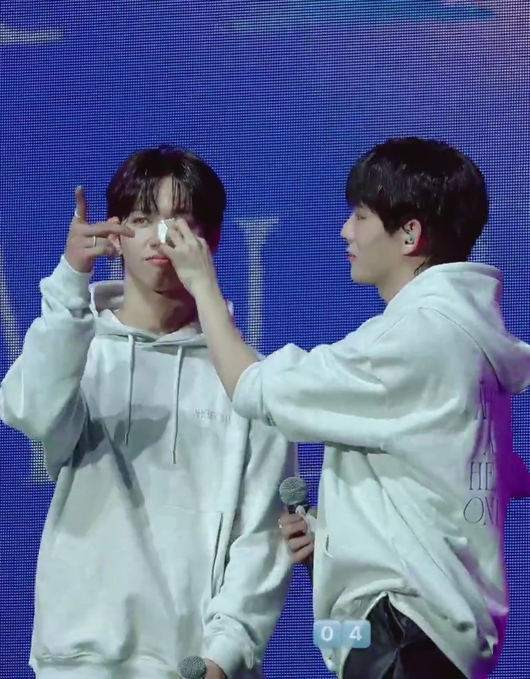 cykstejay's tweet image. 🦊: baby, tissue?
⭐: nu gagawin ko dyan? Ako pa talaga magpupunas?
🦊: Sabi ko nga ako na 

Taina boang!