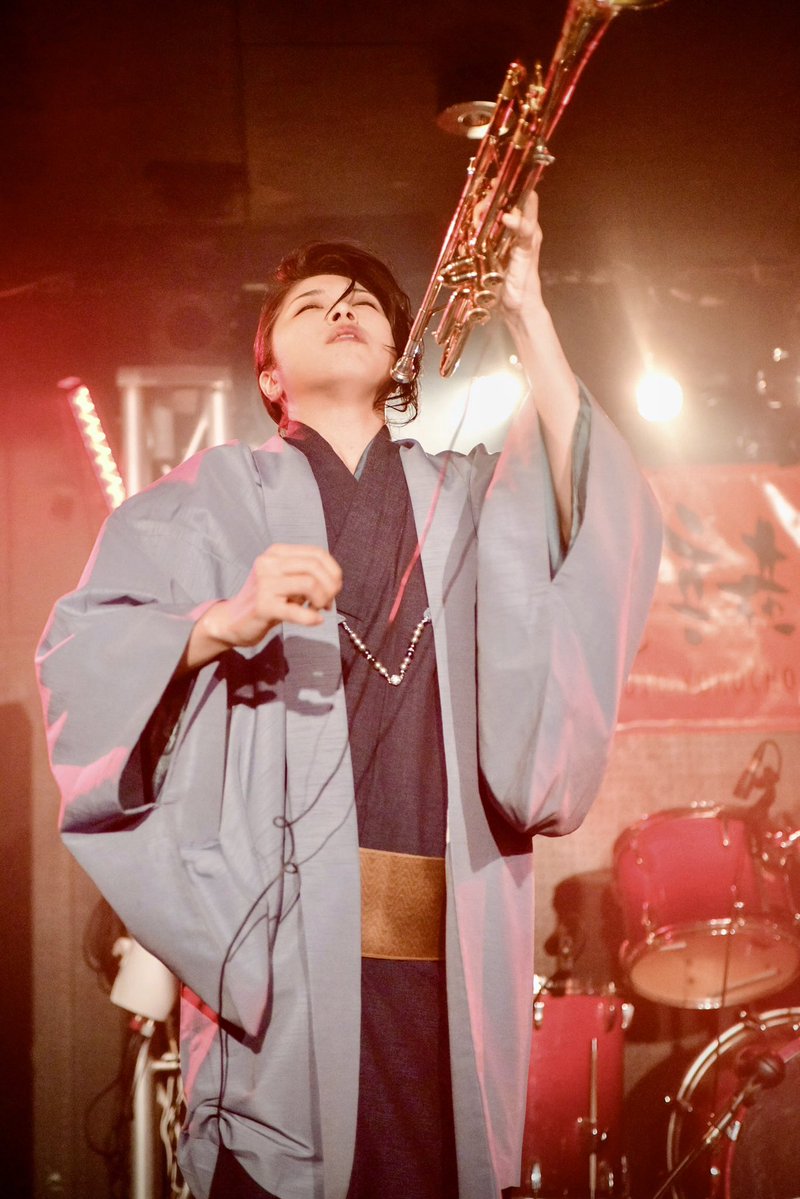 こちら年末のライブで撮影していただいたお気に入りの写真✨🎺

演奏楽しんでる感じと髪の毛が鼻にかかってる感じが好きです😖🎶

着物とトランペットが照明で赤くなってる感じも良いなぁ〜👘🌸

好きな気持ち伝わってるかな。笑

撮影 <a href="/ZipanguGate/">ジパングゲート＠人物＆商品撮影</a>