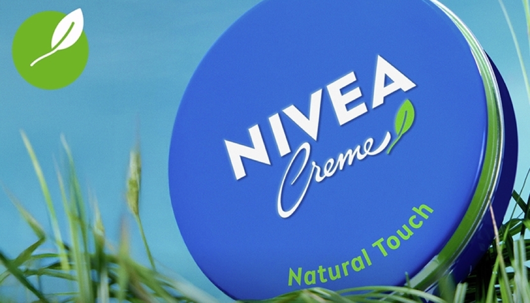 news_cosmetics's tweet image. Beiersdorf lance une version naturelle et végane de sa célèbre Crème Nivea
#skincare #soinvisage #cosmétique @Beiersdorf_AG @NIVEAFr 
premiumbeautynews.com/fr/beiersdorf-…