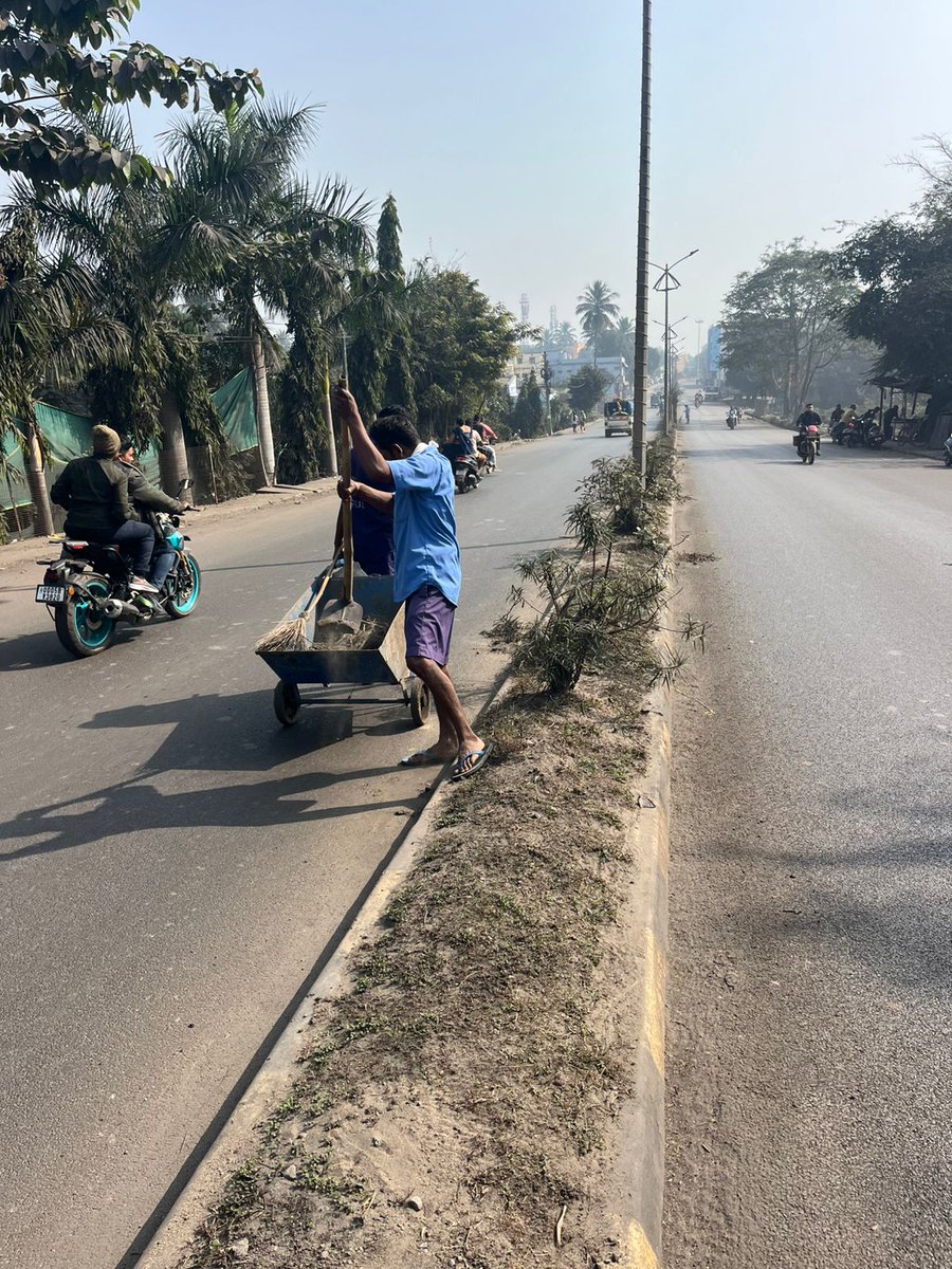 angulmun's tweet photo. Today road side dust cleaning work taken by our sanitation workers of Angul Municipality from Hulursinga Chhak to Similipada Chhaka via Hemsurpada Chhak, DIC Chhak, Masjit Chhak to prevent dust pollution in the city. @angul_dm @HUDDeptOdisha @CMO_Odisha https://t.co/X2W8s7FPSy