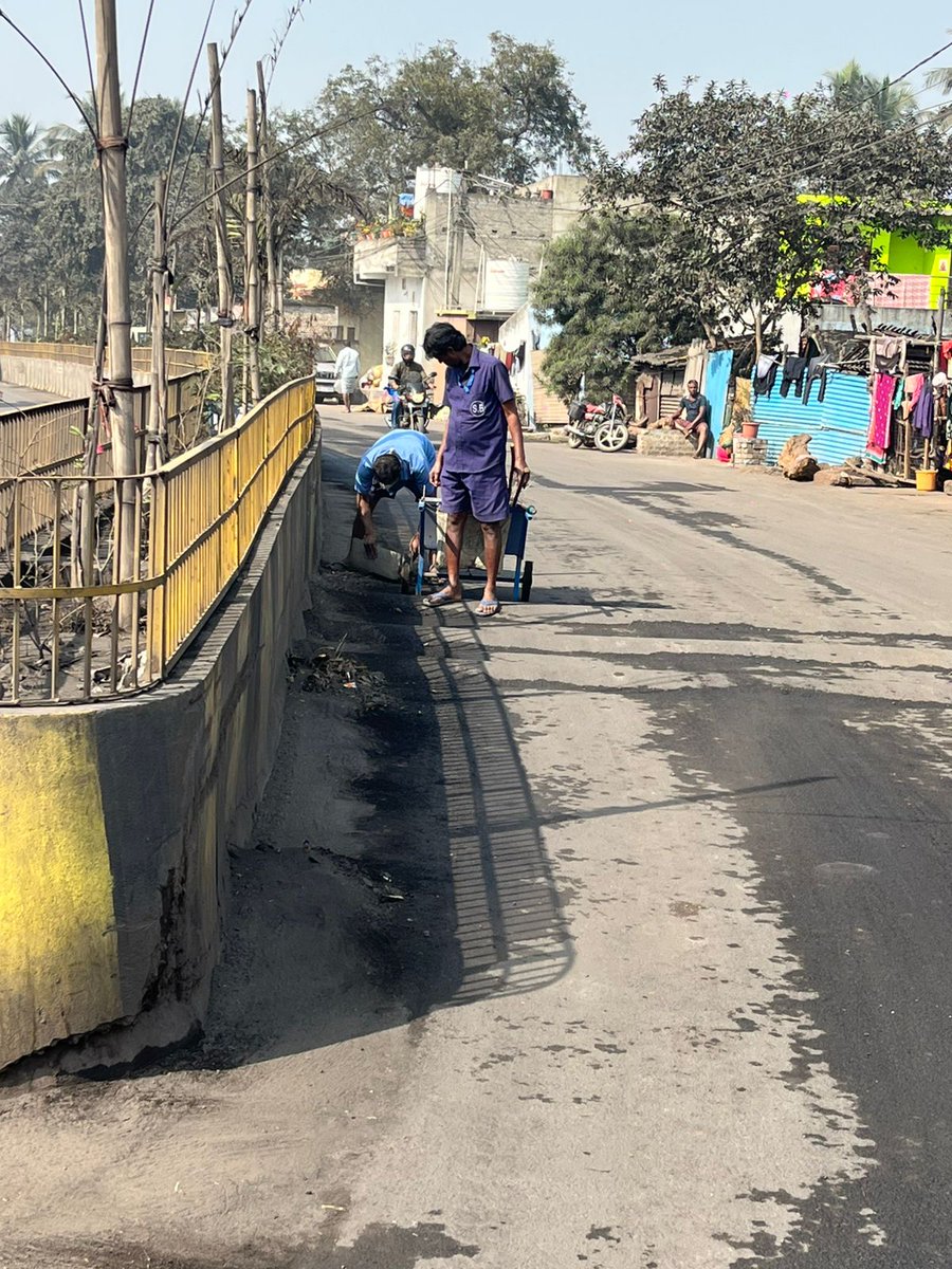 angulmun's tweet photo. Today road side dust cleaning work taken by our sanitation workers of Angul Municipality from Hulursinga Chhak to Similipada Chhaka via Hemsurpada Chhak, DIC Chhak, Masjit Chhak to prevent dust pollution in the city. @angul_dm @HUDDeptOdisha @CMO_Odisha https://t.co/X2W8s7FPSy