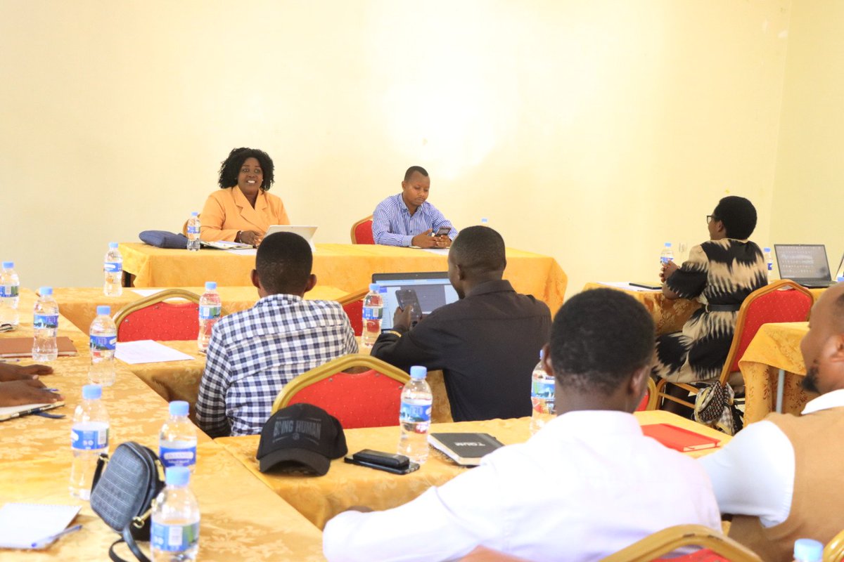 BugeseraDistr's tweet image. Uyu munsi, abagize Komite y'Akarere ishinzwe kurwanya imirire mibi #DPEM, bakoranye inama nyunguranabitekerezo yayobowe na Visi Meya @YImanishimwe, yibanda kuri gahunda zo kurwanya imirire mibi mu bana, harebwa n'ibipimo by'ubuzima no gushakira hamwe ibisubizo mu buryo burambye.