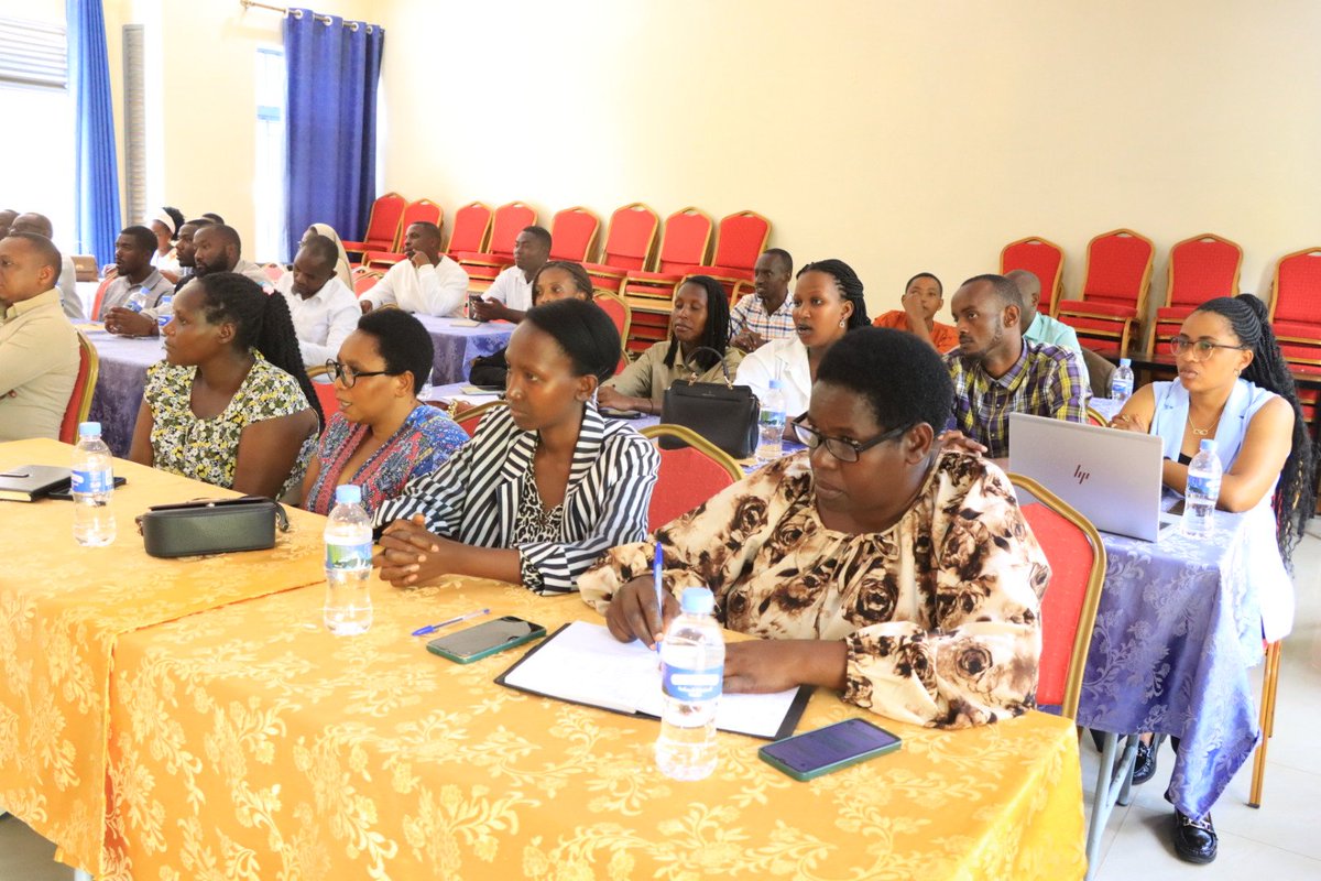 BugeseraDistr's tweet image. Uyu munsi, abagize Komite y'Akarere ishinzwe kurwanya imirire mibi #DPEM, bakoranye inama nyunguranabitekerezo yayobowe na Visi Meya @YImanishimwe, yibanda kuri gahunda zo kurwanya imirire mibi mu bana, harebwa n'ibipimo by'ubuzima no gushakira hamwe ibisubizo mu buryo burambye.