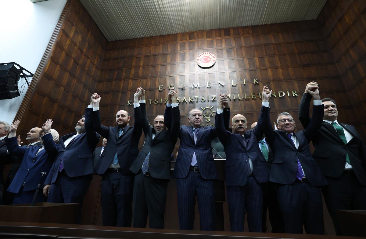 TBMM Grup Toplantımızı, Sn. Cumhurbaşkanımız <a href="/RTErdogan/">Recep Tayyip Erdoğan</a>’ın başkanlığında gerçekleştirdik.

Genel Başkanımız ve Cumhurbaşkanımız Sn. Recep Tayyip Erdoğan tarafından rozetleri takılarak AK Parti’mize katılan İstanbul Milletvekili İsa Mesih Şahin, Mersin Milletvekili Hasan Ufuk