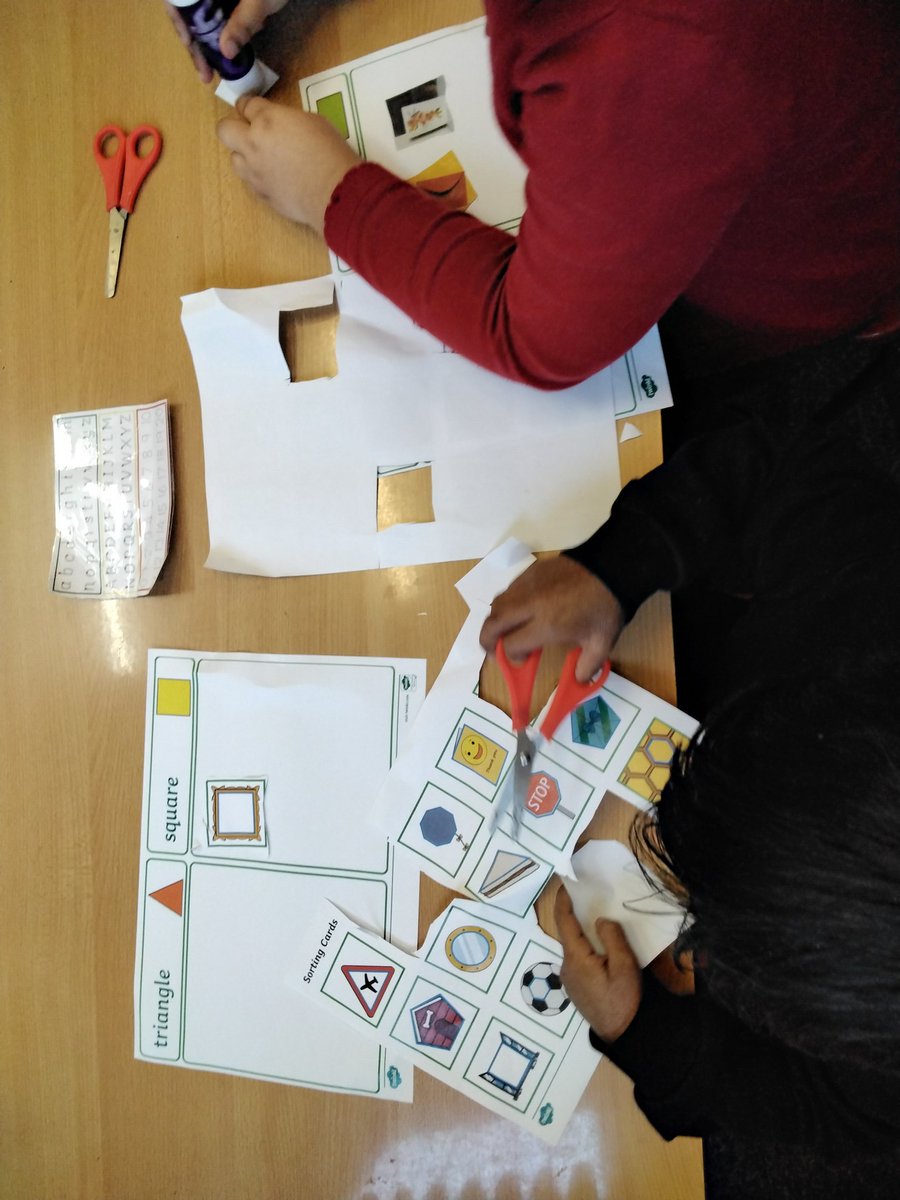 LeighPrimary's tweet image. Year 1 have been learning gabout 2D shapes and worked with their partners to sort the shape pictures.#year1