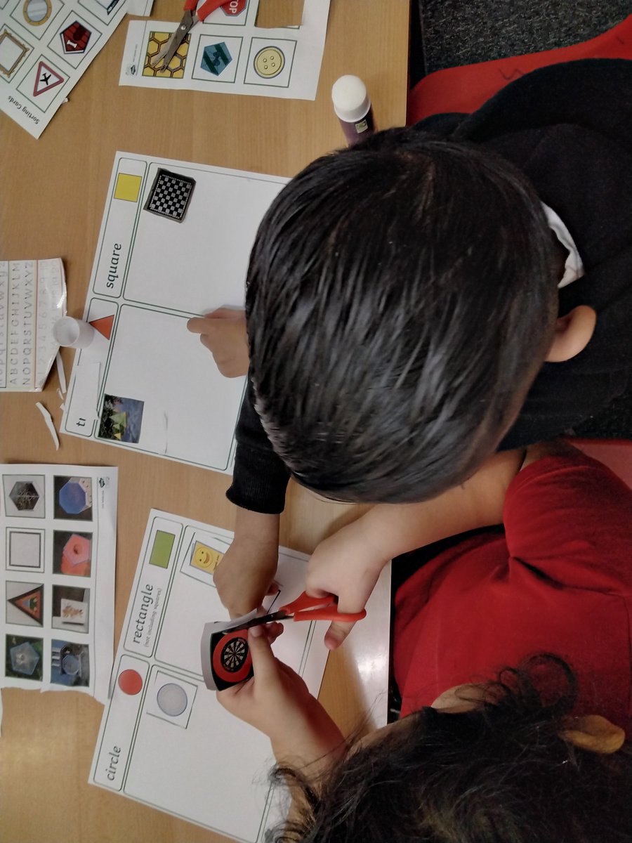LeighPrimary's tweet image. Year 1 have been learning gabout 2D shapes and worked with their partners to sort the shape pictures.#year1