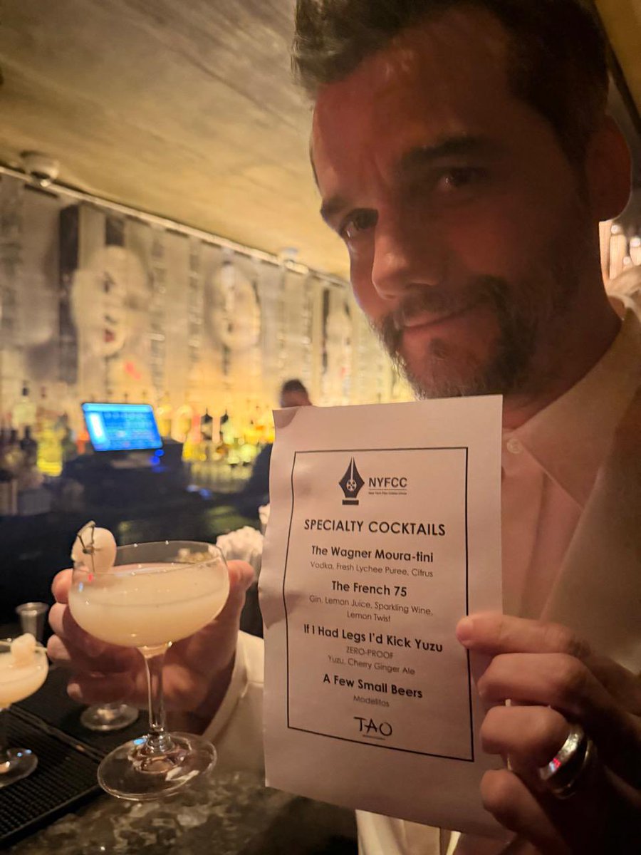 kmendoncafilho's tweet image. O AGENTE SECRETO irá acrescentar 100+ salas nesta quinta-feira na sua 9a Semana de exibição no Brasil. Desde 6 de Novembro que o filme não sai do Top 10 nas Bilheterias 🇧🇷. 

Enquanto isso, Wagner virou drink em Nova York.