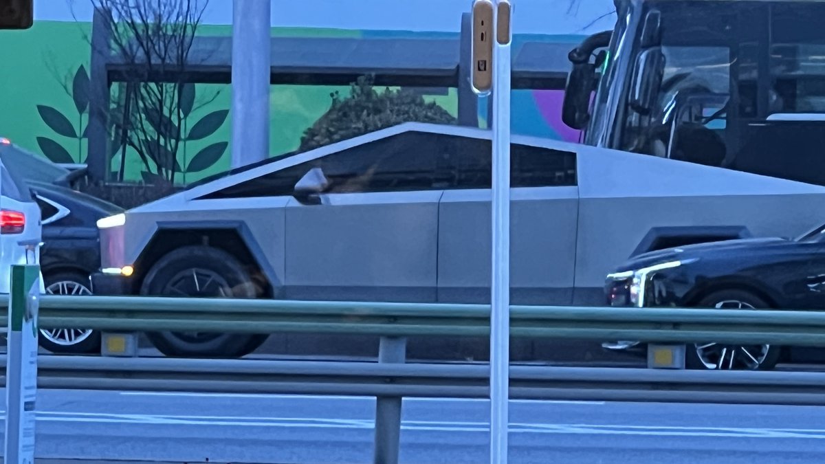 텟을라 사이버트럭 실제로 첨 봤는데 만화의 한 장면을 보는 기분