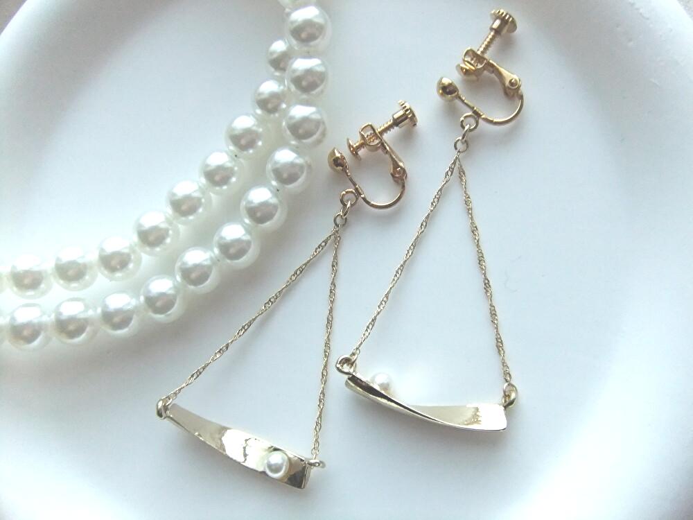 mintte_handmade's tweet photo. No.31　twisted swing × pearl earring

・ひねりによる曲線のラインがなめらかで美しいです 
・ひじょうに細いチェーンのため輝きも繊細です 
・ちらりと見えるパールがポイントです

#こんなん作ってます
#mintte https://t.co/219uNHyUOo