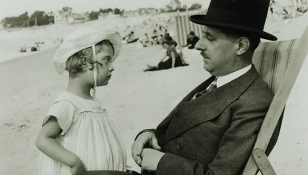 Kada je 1970. godine umro čovek čije je ime bilo sinonim za Francusku, Pariz je bio spreman za veličanstvenu sahranu. Država je znala kako da isprati heroje. Ali Šarl de Gol je izabrao tišinu.
Nije želeo Trijumfalnu kapiju, ni vojni spektakl, ni govore. Tražio je samo malo selo