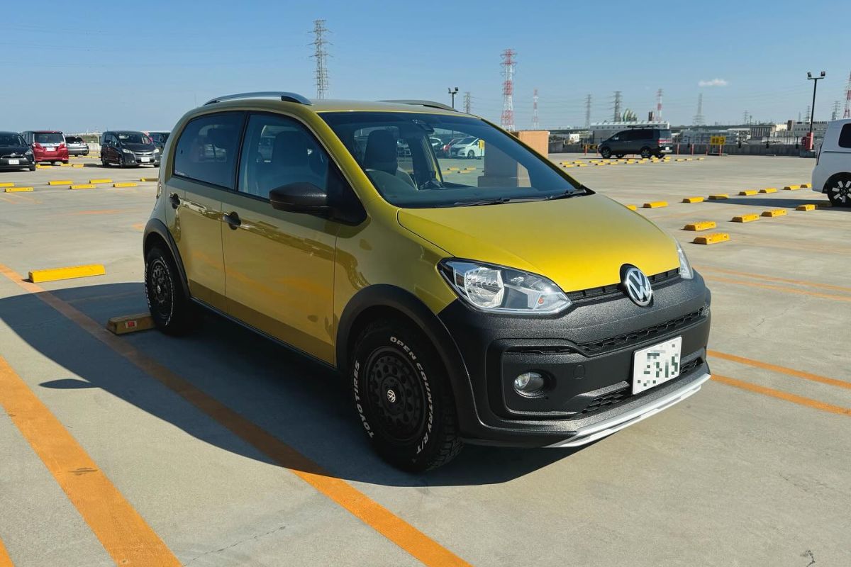 offroadium's tweet photo. Ever seen a Kei car with off-road tires? Japanese tuner Hirotaka Kanemoto built this lifted VW Up Cross and it might be the smalest 2,000-lb adventure car you'll see today. It's tiny. It's yellow. It's Rhino-lined...Thoughts? #keicar #OFFROAD https://t.co/kV3cHTKSPu