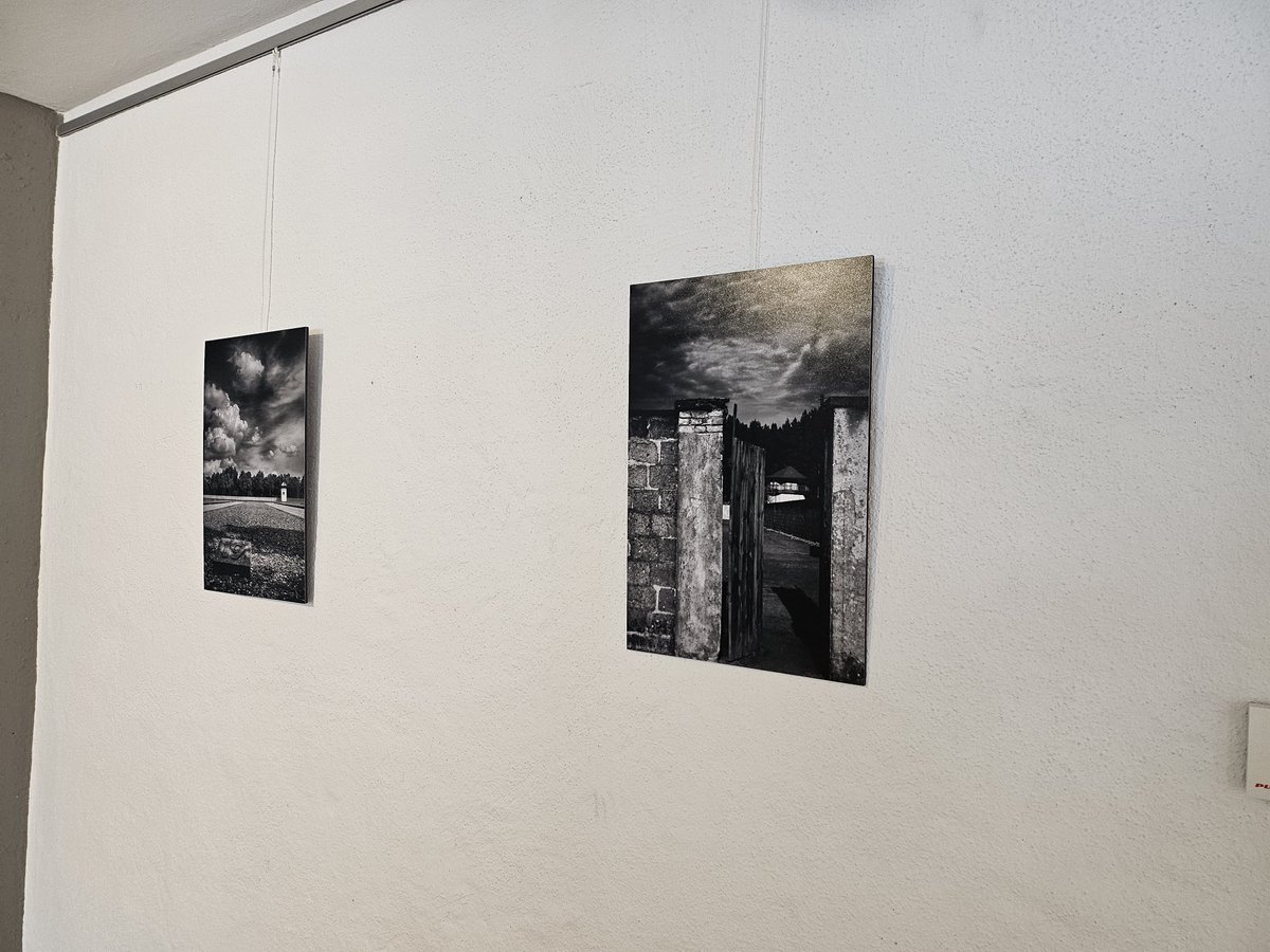 Hier kommen einige Eindrücke aus unserer aktuellen Sonderausstellung. Ralf Mittermüller hat in verschiedenen KZ-Gedenkstätten Bilder gemacht, die auf den ersten Blick wunderschön sind, bis man drüber nachdenkt, was da zu sehen ist