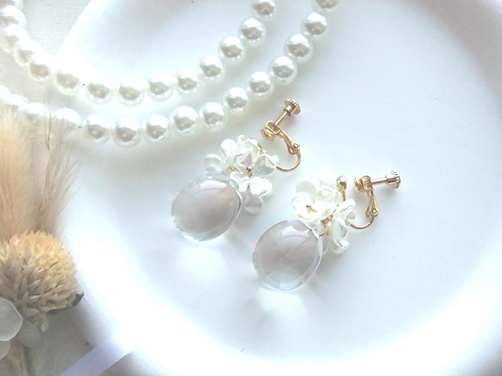 mintte_handmade's tweet photo. No.25　uruuru charm × aurora flower earring

写真からも伝わる通り、ものすごい透明感のうるうるドロップです！ 
たっぷり湛えられた水をそのまま形にしたようなイヤリングでお顔回りに瑞々しさを♪

#こんなん作ってます 
#mintte https://t.co/VoYCd1vgjI