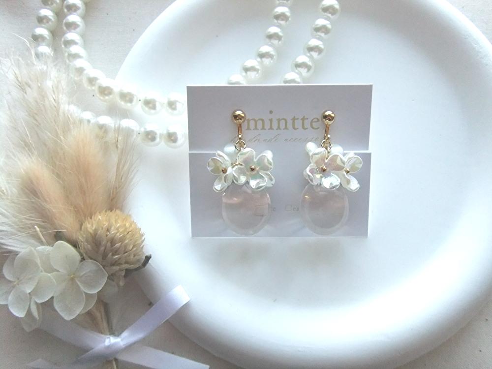 mintte_handmade's tweet photo. No.25　uruuru charm × aurora flower earring

写真からも伝わる通り、ものすごい透明感のうるうるドロップです！ 
たっぷり湛えられた水をそのまま形にしたようなイヤリングでお顔回りに瑞々しさを♪

#こんなん作ってます 
#mintte https://t.co/VoYCd1vgjI