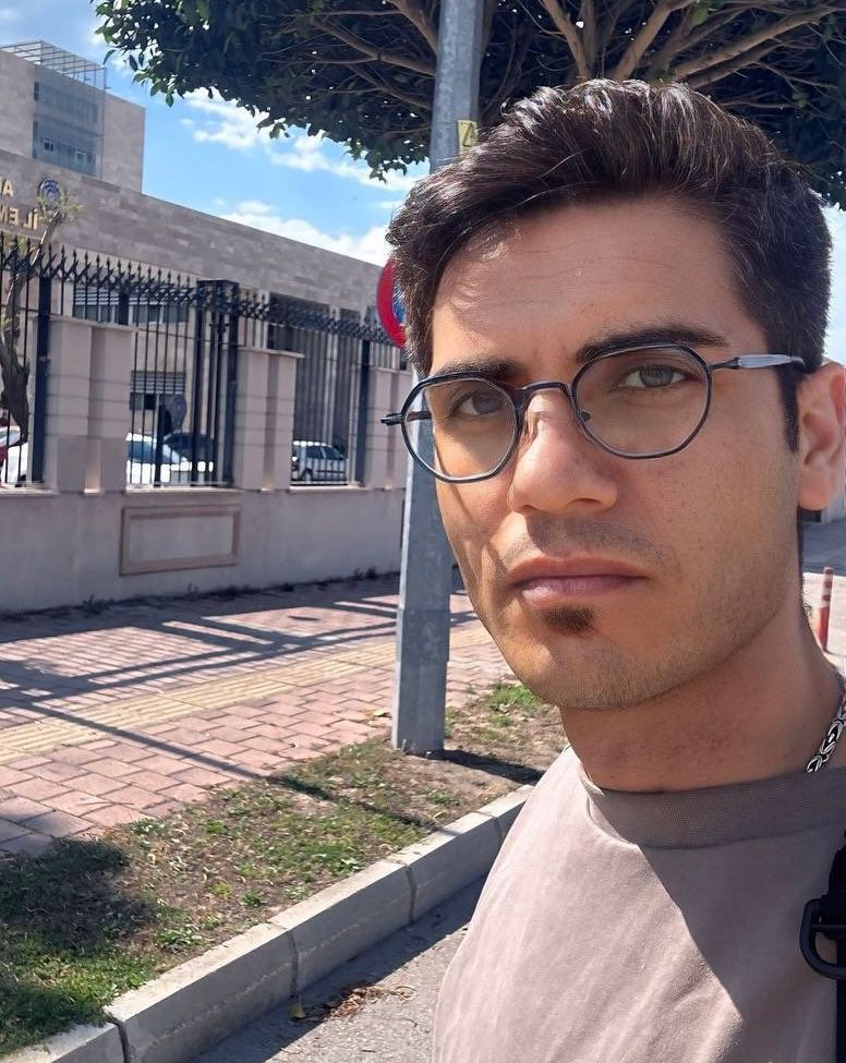 Sokak röportajı yaptığı için tutuklanan, “Kendine Muhabir” adıyla tanınan Hasan Köksoy’un cezaevinde yatacak boş ranza olmadığı için yerde bir sünger üzerinde yattığı öğrenildi…