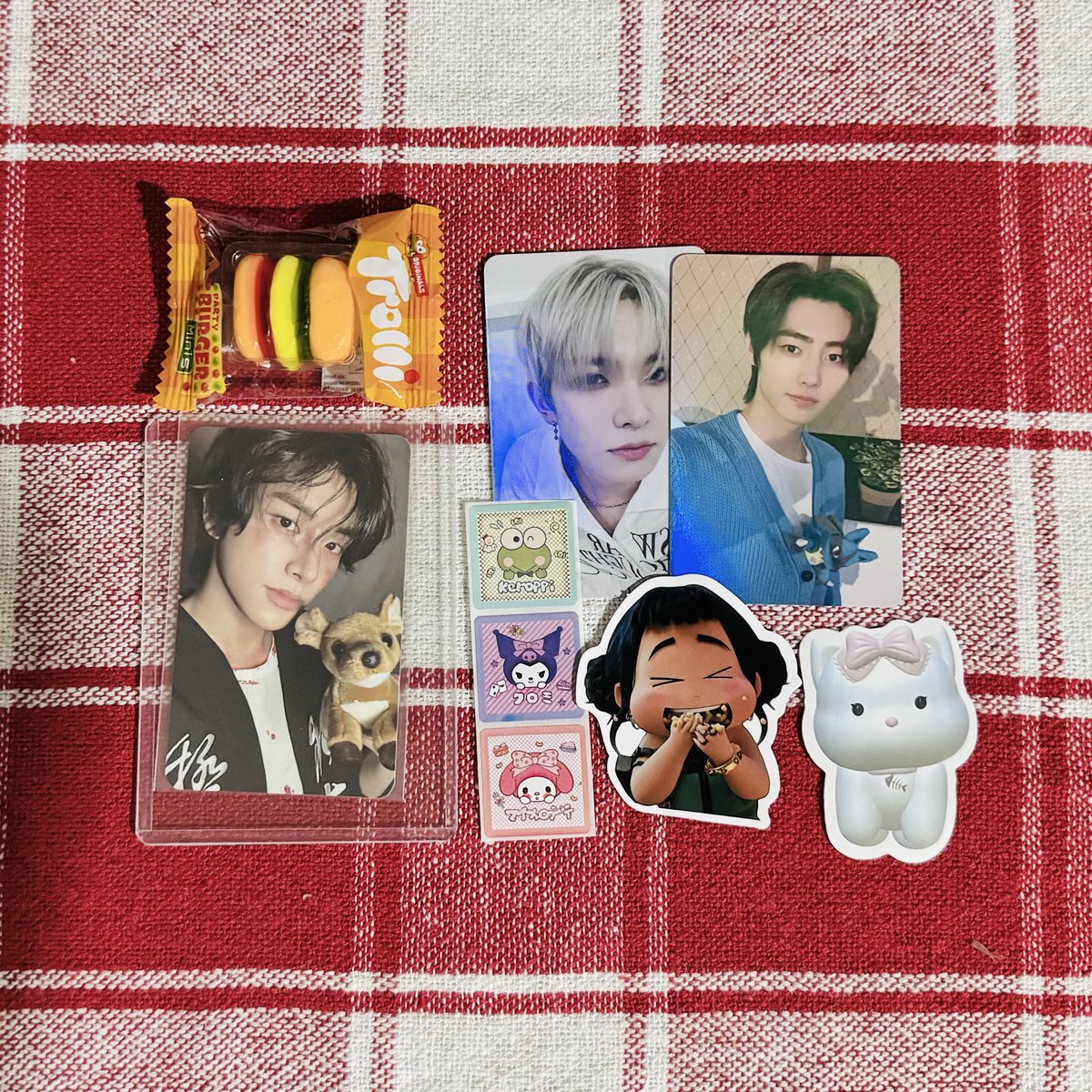 Andito na si Jake! Thanks to <a href="/EN1509s/">rein 🌟</a>, one more PC left to complete my Jake D:U agenda. Thank you for the cute freebies too!💕 (keyring PC, wer na u?)