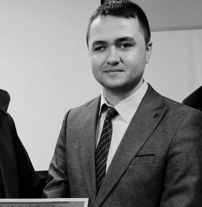 ◼️◼️BİR AVUKAT DAHA GÖREVİ NEDENİYLE KATLEDİLDİ! ◼️◼️

📌Yalova Barosuna kayıtlı Av. Zekeriya Polat, görevi nedeniyle silahlı saldırıya uğrayarak hayatını kaybetti.  Meslektaşımızın ailesine, sevenlerine ve başta Yalova Barosu olmak üzere tüm avukat kamuoyuna baş sağlığı