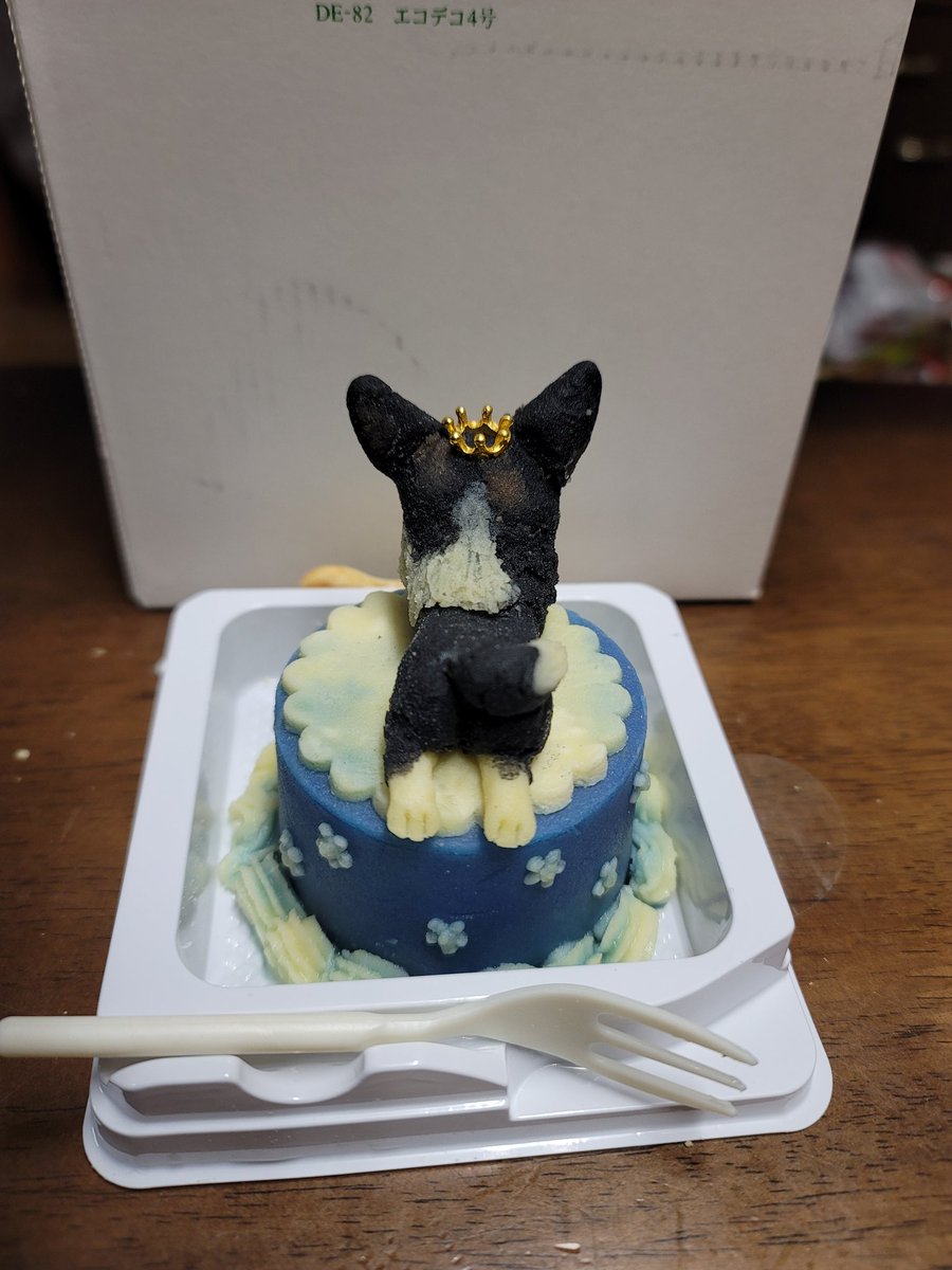 amatoxbatu124's tweet photo. 今回の誕生日ケーキはシュシュさん(@ayuyuiv)でオーダーさせて頂きました！

注文に不慣れでお手数をお掛けしてしまいましたが、とても丁寧に対応して頂きました🙏💕
出来上がったケーキは想像していたよりずっと可愛くて素敵で最高でした!!模様の細かい所まで再現されていて素晴らしいです👍✨ https://t.co/ThTX2B4avD