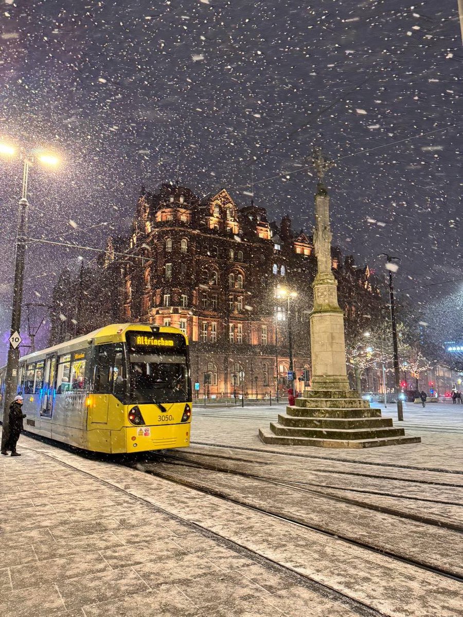 Ella999700's tweet photo. Manchester wrapped in snow, streets glowing white, winter magic falling softly tonight across city ❄️🌨️✨ https://t.co/7Xu7IIDVKJ