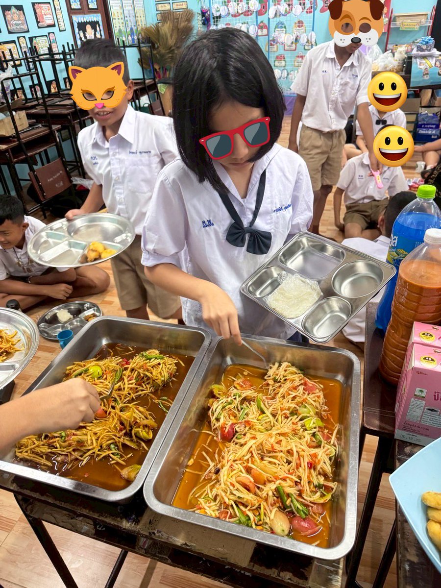 kohchang_mimi's tweet photo. タイの小学校、給食がソムタム！
しかも激辛と普通辛が選べる。笑 https://t.co/cTpigawHAc