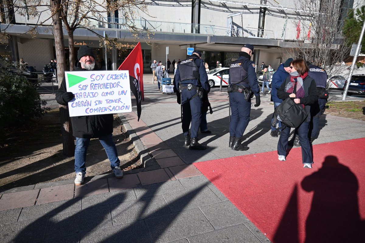 COMERCIO | Apoyando a la Sección de <a href="/CGT/">CGT</a> en #ElCorteInglés en #Madrid, para desenmascarar al gigante de la precariedad: <a href="/elcorteingles/">El Corte Inglés</a> #MyECI 

¡¡Frente a #LasRebajas en derechos, lucha obrera y acción directa!!

<a href="/CgtCorteIngles/">CGT CORTE INGLÉS</a> 
#ElCorteInglésYaNoEsLoQueEra