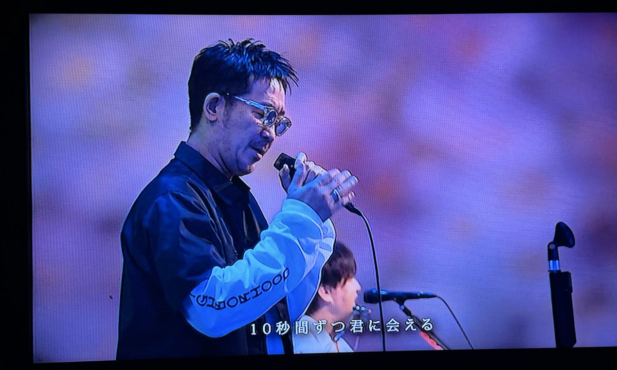 このフレーズ好き✨ 「一番高価な500円玉も この時ばかりは役立たず 10円玉の方がずっと偉いんだ 10秒間ずつ君に会える」  この表現の仕方すごい好き☎️ #コブクロ #コイン