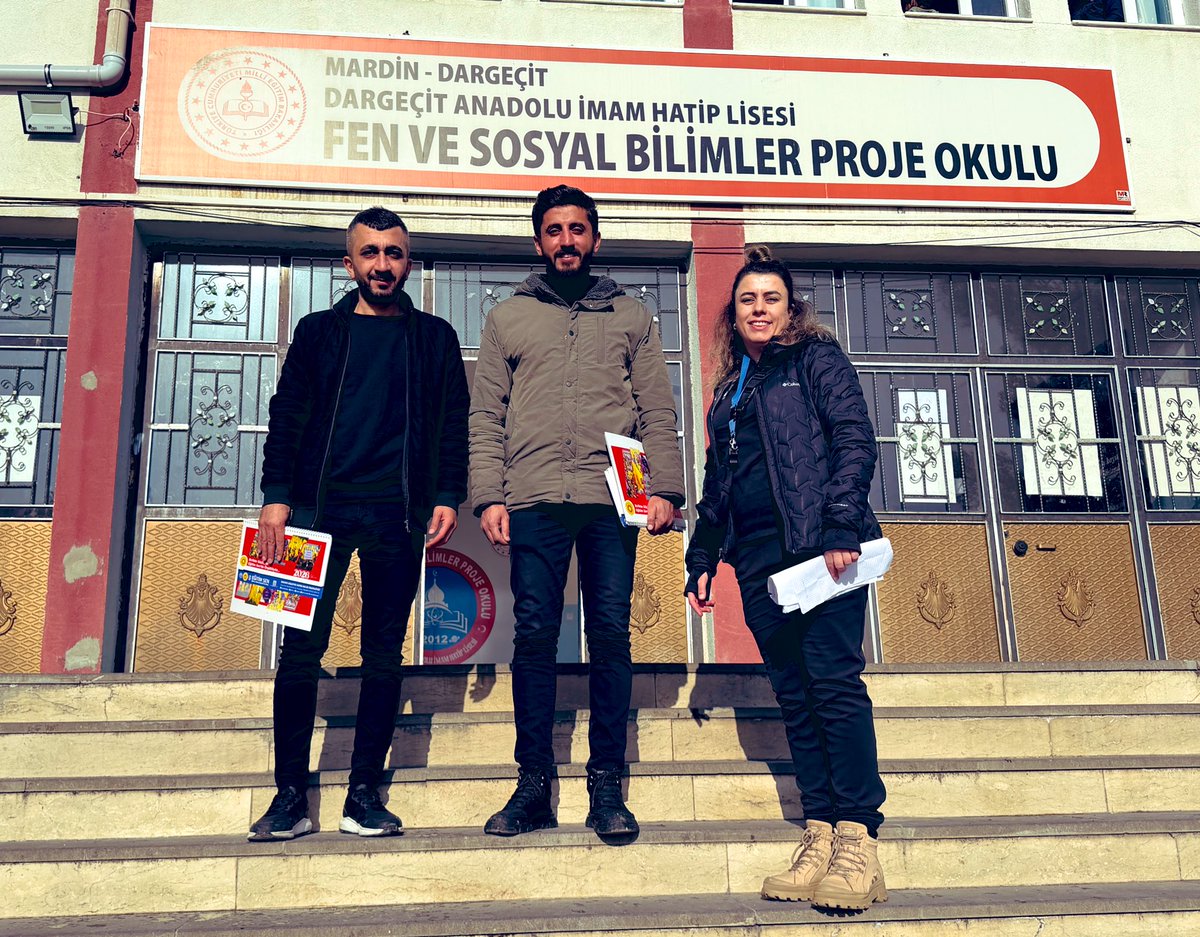 DargecitEgtmSen's tweet photo. Bugün Dargeçit Nizamülmülk MTAL, 
Ilısu Anadolu Lisesi, 
Atatürk Ortaokulu ve 
Dargeçit AİL Proje Okulu’nda eğitim emekçilerini ziyaret ederek sendikamızın 2026 yılı takvimlerini dağıttık. 
Birlikte Güçlüyüz, Eğitim Sen’de Örgütlüyüz…!✌️
@MardinEgitimsen 
@egitimsen 
@KESK1995 https://t.co/oLOV9DVIwV