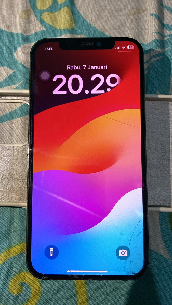 kanalala26's tweet photo. WTS IPHONE 12PRO SEC INTER

imei udah aktif ✅
BH 75%
pecah tg bukan lcd, bantu ganti tg ✅

harga 5jt boleh nego tebel, bisa cod jabodetabek. yuk nego tebel aja, BU soalnya. https://t.co/PhLvgGpk4X