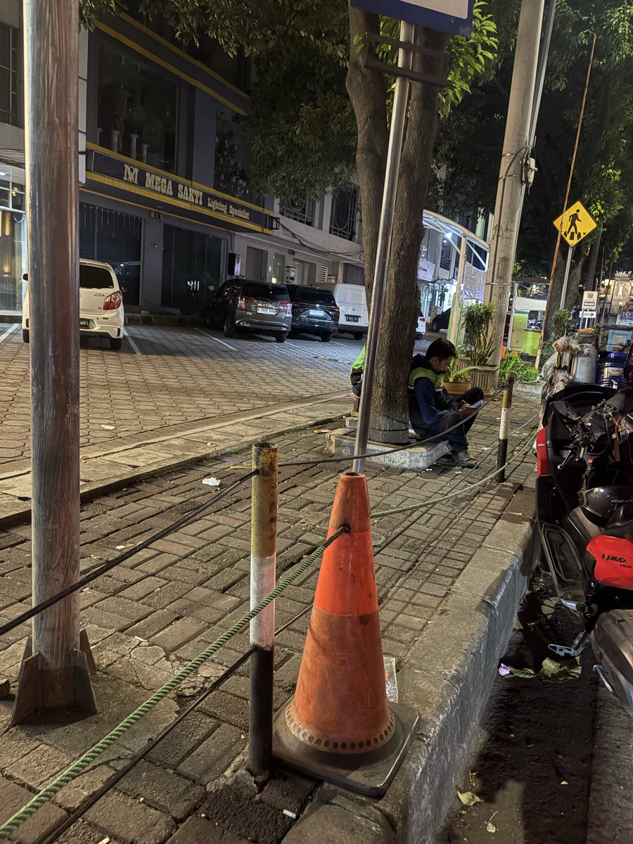 Halo <a href="/DKIJakarta/">Pemprov DKI Jakarta</a> 
Sepanjang trotoar ruko Dharmawangsa Square, Jl Dharmawangsa VI, dipagari tali oleh operator parkir toko! Ini aturan darimana! Akibatnya nunggu mikro trans harus di di tepi jalan dan gak bisa di trotoar. Tolong segera tindakan! 

maps.app.goo.gl/hkmY9yKiJNz1p8…