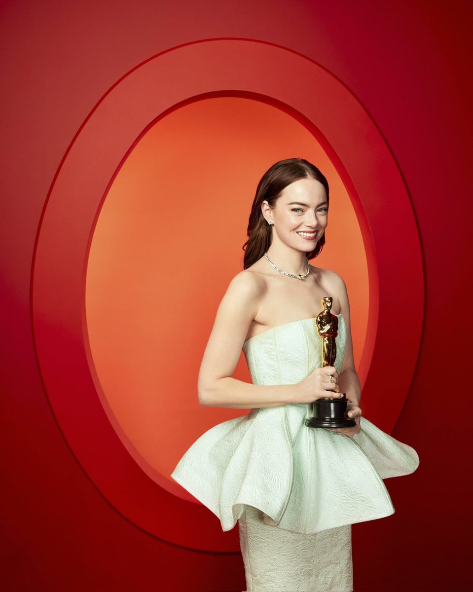 LowkeyEnergy_'s tweet image. emma stone and her second oscar &amp;lt;3