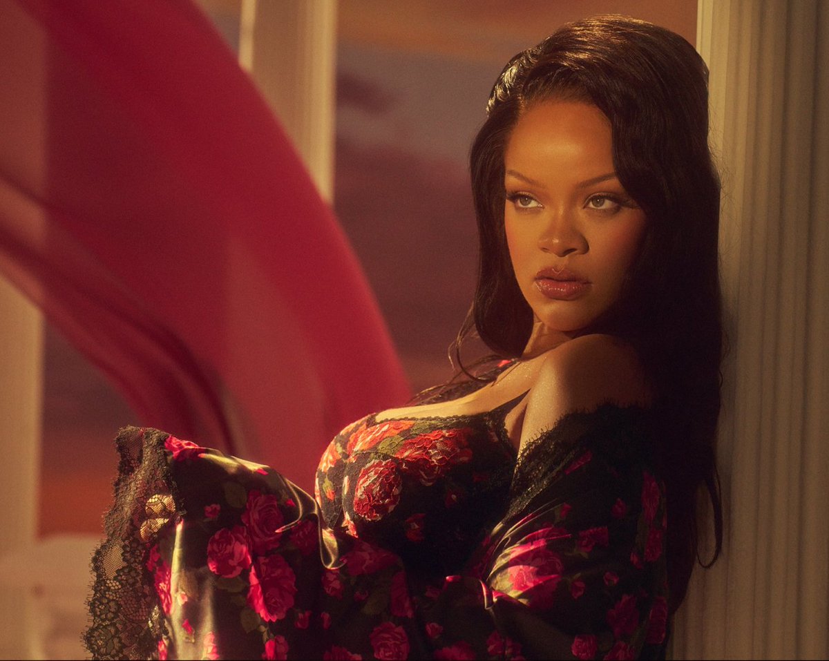 immajuu's tweet photo. Rihanna showed off her new Valentine's Day drop. How do you like Riri in this look?😍 https://t.co/Y74gdKnPYX