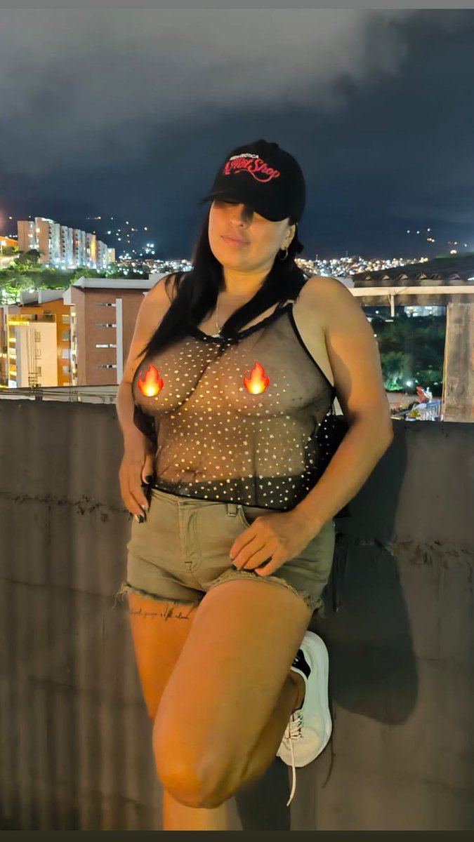 Hola chicos 😌
Andaba un poco perdida, un poco ocupada….Pero sigo por acá.
Arrancando el año con esta foto que me tomó <a href="/satirofranco/">Satiro Franco 18k -🔞 🚫💵</a> desde la terraza de mi casa ✨
Deseándoles que este 2026 este lleno de placer, de orgasmos ricos y de mucha energía picante.
