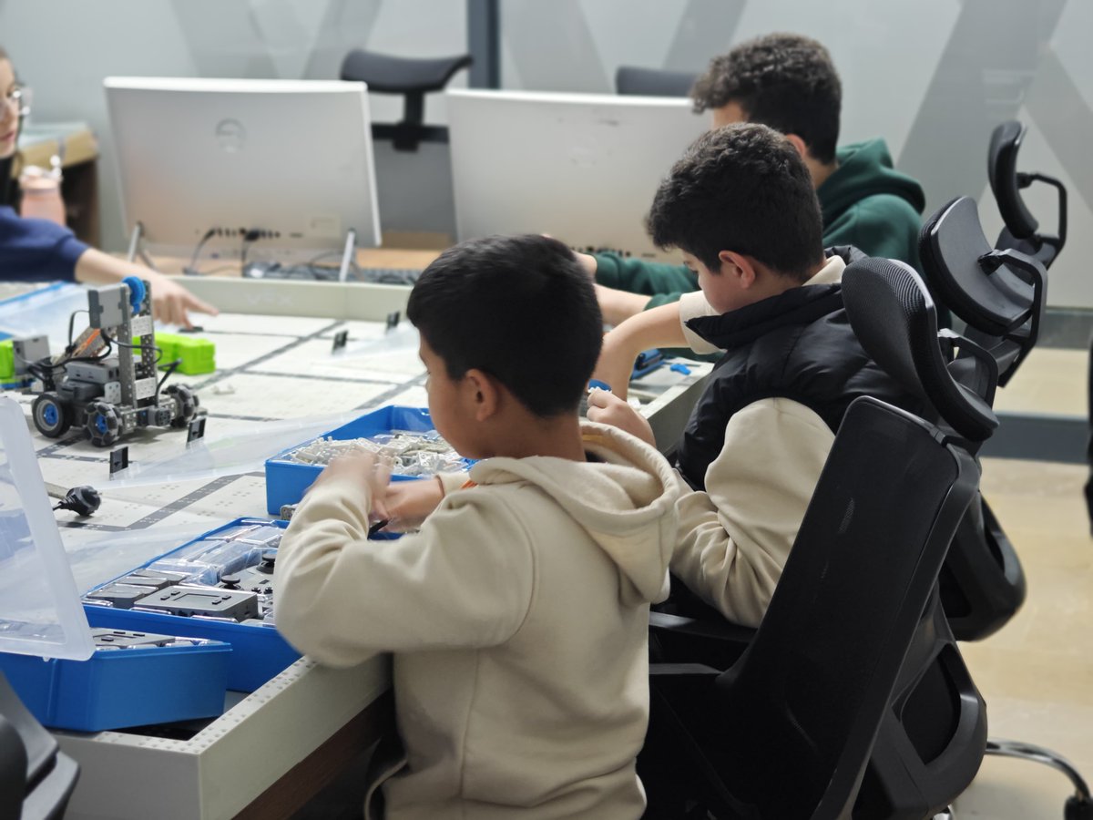 🤖 Kodlar yazılıyor, robotlar harekete geçiyor!
Robotik Kodlama dersimiz tüm heyecanıyla devam ediyor.
Üreten, düşünen ve tasarlayan bir nesil için buradayız! 🚀
<a href="/sanliurfabld/">Şanlıurfa Büyükşehir 🇹🇷</a> 
#robotikkodlama #egitim #şanlıurfa