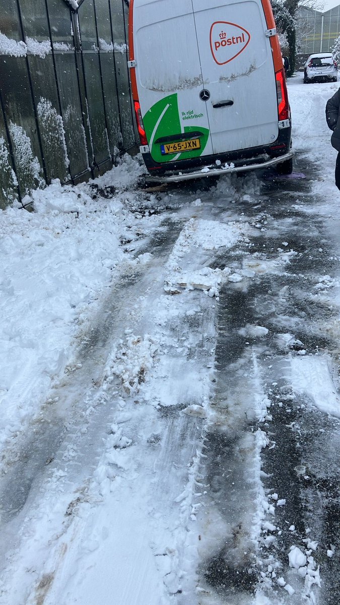evahoeks's tweet photo. Met code oranje een chauffeur zónder winterbanden op pad sturen is misschien niet altijd even handig, @PostNL. Gelukkig hebben we met hulp van twee fantastische buren en een heftruck de bus eruit weten te krijgen. Zonder schade aan de kas, maar wel een uur in de kou… https://t.co/sITpt54ASN