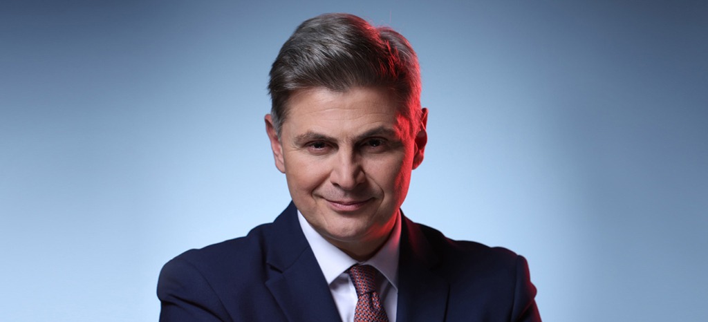 giorgostsipras's tweet image. Περίεργο, δεν του φαινόταν… Στην τηλεόραση έδειχνε σεμνός, μετριόφρων, ποτέ δεν μιλούσε για το εαυτό του, άνθρωπος με πεποιθήσεις και αρχές, δεν πήγαινε κάθε φορά όπου φυσούσε ο άνεμος, καθόλου πολιτικάντης. Φαίνεται και από τη φωτό. Και η πορεία του λιτή. Πέρασε από τα γραφεία…