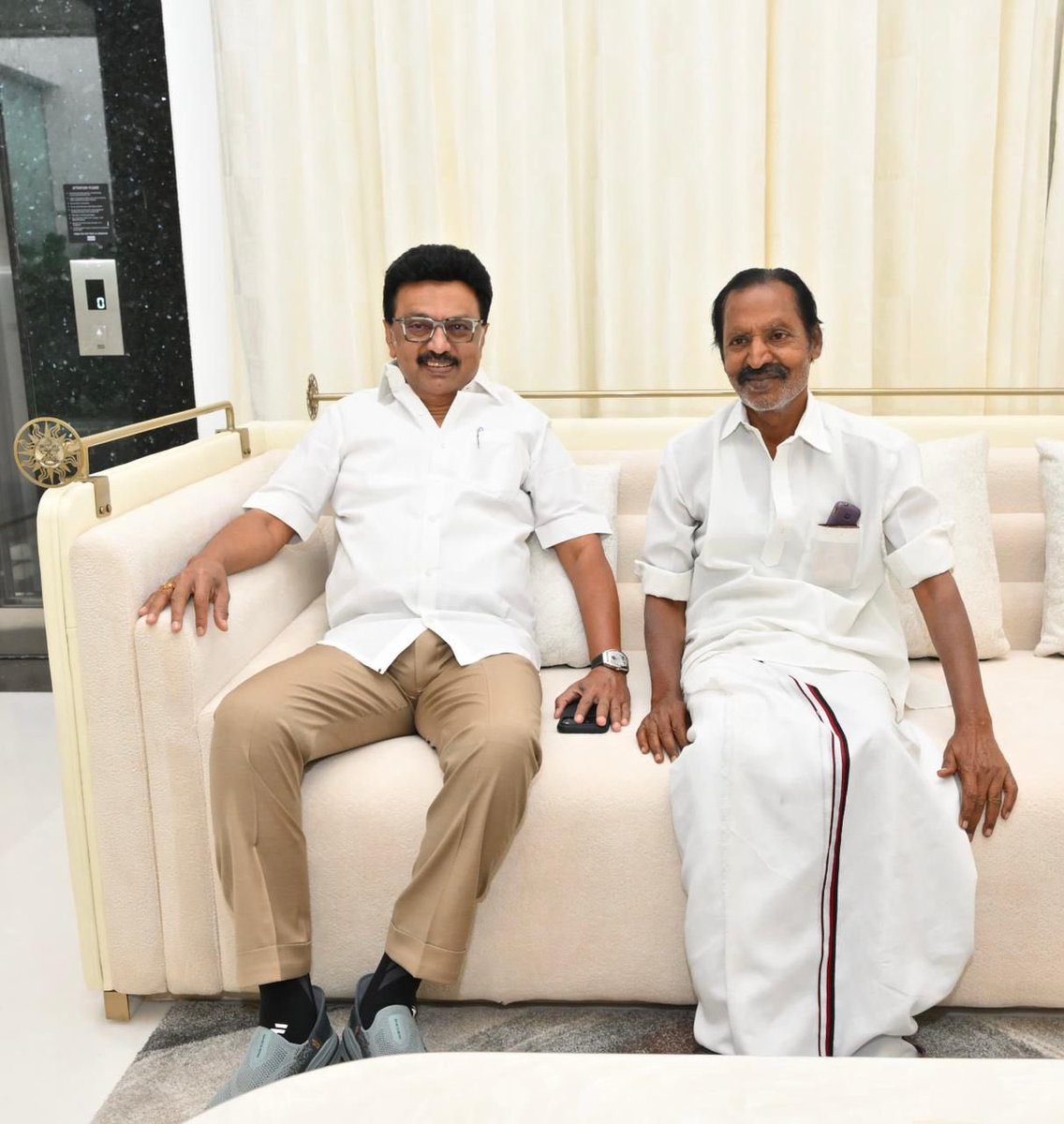 tiruchisiva's tweet photo. வரலாறு தொடர்கிறது 
—————————————-
        திருச்சி சிவா எம் பி
——————————————
         இத்துடன் இணைத்துள்ள படத்தை சமூக வலைதளத்தில் காண நேர்ந்தபோது பல நிகழ்வுகளும், நினைவுகளும் சிந்தனையை பின்னோக்கி இழுத்துச் சென்றன. முத்தமிழறிஞர் கலைஞர் பயண நேரங்களில் எந்த ஊரை கடக்கும்போதும் அந்த ஊரில் வாழ்ந்த, இயக்கத்தில் உணர்வுபூர்வமாக தீவிரமாக பாடுபட்ட, அவரோடு நெருங்கிப் பழகிய யாரையாவது ஒருவருடைய பெயரை நினைவு கூர்ந்து அவர்கள் தொடர்புடைய சுவையான நிகழ்வு ஒன்றை குறிப்பிடுவது வழக்கம்.  ஒருமுறை முதல்வராக இருக்கும்போது, அவர் அன்று பயணம் செய்த வேன் கிளம்புகிற நேரத்தில் சுற்றி நின்ற கூட்டத்திற்கிடையே நின்று கொண்டிருந்த ( தனித்த பெரிய அடையாளமில்லாத) ஒருவரை அருகே அழைத்து “ நல்லா இருக்கியா அய்யா ? இப்போ எங்க இருக்க ?” என்று நலம் விசாரித்து பின்னர் காரின் உள்ளே இருந்த அமைச்சர் நேருவை அழைத்து காதில் ஏதோ சொன்னவுடன் அவர் இறங்கி ஓடிப்போய் 50000 ரூயாய் கொண்டு வந்தார். 
          அதை வாங்கி அந்த தோழரிடம் கொடுத்து “ உடம்பப்  பார்த்துக்கய்யா” என்று கூறி விட்டு வாகனம் கிளம்பிய பின்  வியப்போடு எல்லாவற்றையும் பார்த்து கொண்டிருந்த எங்களிடம் “ இவர் என்னோடு கல்லக்குடி போராட்டத்தில் பங்கேற்றவர் “ என்று சொன்னதோடு அந்தப் போராட்டம் தொடர்பான பல சம்பவங்களை, அதில் பங்கேற்றவர்களை பற்றி தன்னை மறந்தவராக நீண்ட தூரம் வரை பேசிக் கொண்டே வந்தார்கள். 
       இது போல் தலைவர் பகிர்ந்து கொண்ட நிகழ்வுகள் ஏராளம். அவரின் அபார ஞாபக சக்தி நாடறிந்தது.  
          பழைய தோழரை கூட்டத்திற்கிடையே அடையாளம் கண்டதும், நலம் விசாரித்ததும் , அவர் இருந்த நிலையை கண்டு அவருக்குப் பொருளுதவி செய்ததும் கலைஞரின் குணங்கள். அதுவே நமக்கும் இயல்பாகி, குணமாகிப் போனது. இது மாதிரி எத்தனை எத்தனையோ! 
        இத்துடன் இணைத்துள்ள இந்தப் படத்தை பார்த்தவுடன் எனக்கு அந்த நாட்களின் நினைவுகள் அடுக்கடுக்காக அணி வகுத்தது. 
         1984 ஆம் ஆண்டு கழக இளைஞர் அணிக்கு மாவட்ட அமைப்பாளர்கள் துணை அமைப்பாளர்கள் முதன் முதலாக நியமிக்கப்பட்டபோது சங்கராபுரம் பகுதியில் நிமிக்கப்பட்ட துணை அமைப்பாளர் தயாளமூர்த்தி. நல்ல உழைப்பாளி.  பின்னர் பல பொறுப்புகளை ஏற்று நிறைய பொதுக்கூட்டங்களை நடத்துவதோடு, முத்து முத்தான கையெழுத்தில் எல்லோருக்கும் கடிதம் எழுதிக் கொண்டே இருப்பார். தளபதியிடம்  நேசமும் நெருக்கமும் கொண்டவர்.  கொஞ்ச காலமாக யாருடனும் தொடர்பில் இல்லை. காரணமும் தெரியவில்லை. 
        சில நாட்களுக்கு முன் பல்வேறு நிகழ்ச்சிகளுக்காக திருவண்ணாமலை சென்றிருந்த கழகத் தலைவர் தளபதி அவர்கள் பழையவற்றை நினைவு கூர்ந்து பேசிக் கொண்டிருந்த நேரத்தில் தயாளமூர்த்தியை பற்றி விசாரித்து அவரை தங்குமிடத்திற்கு வரச்சொல்லி அளவளாவிக் கொண்டிருந்ததாக அறிந்தேன். அப்போது எடுத்த படம் இது . 
           ஓர் அமைப்பின் தலைவனுக்குரிய , போற்றப்பட வேண்டிய , பெருமைப்படத்தக்க குணம் இதுவல்லவா! கலைஞரின் வரலாறு தொய்வின்றி தொடர்கிறது என்பதற்கான மற்றுமொரு சான்று இது. 
         பழையவற்றை மறக்காமல் இருப்பதும், இயக்கத்திற்காக உழைத்தவர்களை நினைவில் நிறுத்தி அரவணைப்பதும் இன்றைய கழகத்தின் தலைவர் , தன்னிகரில்லா தமிழ்நாட்டின் முதலமைச்சர் அண்ணன் தளபதி மு க ஸ்டாலின் அவர்களும், கிஞ்சிற்றும் குறைவில்லாமல் கலைஞரைப் போலவே ! 
       யாரையும் அவர் மறப்பதில்லை! எதையும் அவர் மறக்கவுமில்லை! 
          நாளுக்கு நாள் மெருகேறிக் கொண்டே செல்லும் அவருடைய குணநலன்கள், தேர்ந்த முதிர்ச்சி பெற்ற அணுகுமுறைகள், ஆட்சியை நடத்தி கொண்டு செல்லும் அழகு, இளைஞர்களின் எதர்காலத்தில் காட்டிடும் அக்கறை, இயக்கத்தை கட்டிக் காக்கும் பொறுப்புணர்ச்சி, இயக்கத் தோழர்களிடம் காட்டிடும் பரிவு, கூட்டணி கட்சி தலைவர்களுக்கு தரும் மரியாதை, எல்லாவற்றிலும் சிகரம்! 
           இளைஞர் படையை வழி நடத்தும் பாங்கினை கண்டு “ தளபதி” என்று முதன்முதலில் அழைத்துப் பரவசப்பட்டோம்! இப்போது நாடே “ தலைவர்” என்று அவரை கொண்டாடுகிறது. நெகிழ்கிறோம்! மகிழ்கிறோம்! துணை நிற்கிறோம்! கண்ணை இமை காப்பது போல் காக்கிறோம்! இவர்தான் எங்கள் தலைவரென்று தலை நிமிர்ந்து நடக்கிறோம்! 
       தமிழ்நாட்டின் வரலாறு அண்ணா, கலைஞர் வரிசையில் மற்றுமொரு மாபெரும் தலைவனின் பெருமைகளை பதிய வைத்துக் கொண்டிருக்கிறது. @mkstalin @Udhaystalin @arivalayam @DMKITwing