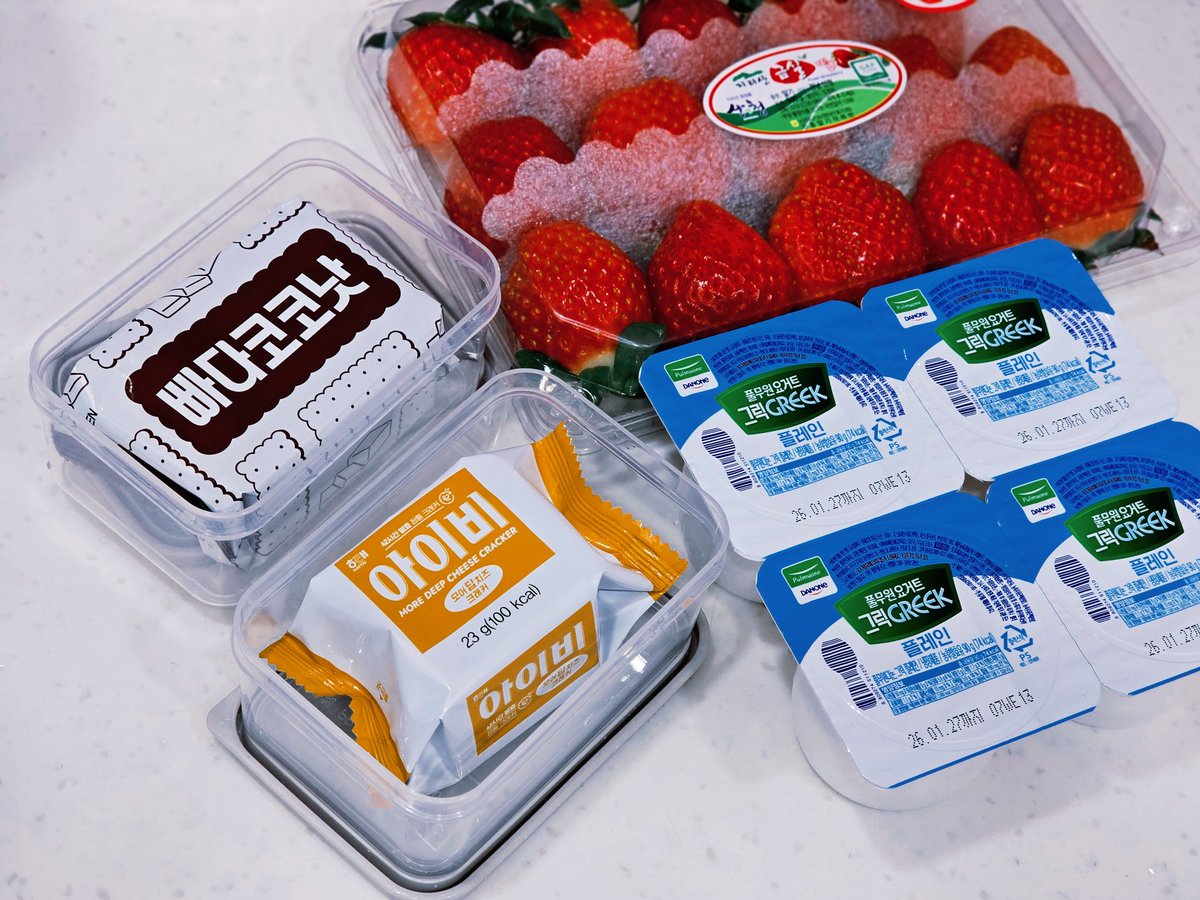 hyunxmugi's tweet image. ทำ Cheesecake แบบไม่ใช้เตาอบ
ไม่มีอุปกรณ์ใดๆ นอกจาก Yogurt กับ Cracker กันครับ :}

แต่ผมขอเพิ่ม Strawberry เข้าไปนะ
 🫙🧀🍓