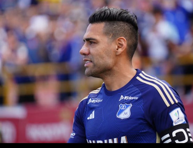 GuerraUribe's tweet image. Falcao vuelve a Millonarios. Lo llaman The Last Dance. Suena épico. Pero la memoria también juega. Porque Radamel no se fue en silencio. Se fue hablando mal del fútbol colombiano:
– Dijo que las canchas eran difíciles (potreros).
– Que las redes lo atacaban sin piedad.
– Que un…