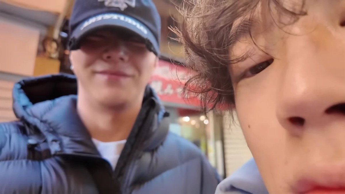 아니 이준성 눈빛 좀 봐 및친 진짜
이렇게까지 사랑한다고?? 싶은데 
정말로 그렇게까지 사랑을 함 
사랑하는남자의 눈 아름답다