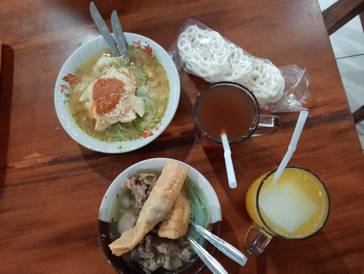 makeufl's tweet image. hari ini makan bareng tante srii.
jadi ngebayangin kalo ibu masih ada dan masih sehat:')

maafkan hambaMu ini, ya Allah, yg slalu mengandai-andai dengan semua takdirMu🥺
