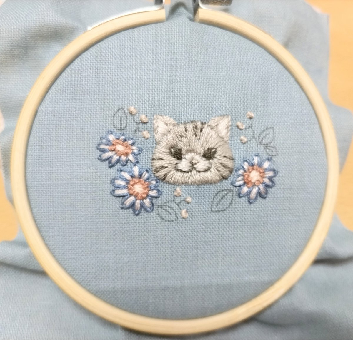 猫さん刺繍まだ途中だけどおやすみなさいませ(⁠ﾉ⁠◕⁠ヮ⁠◕⁠)⁠ﾉ