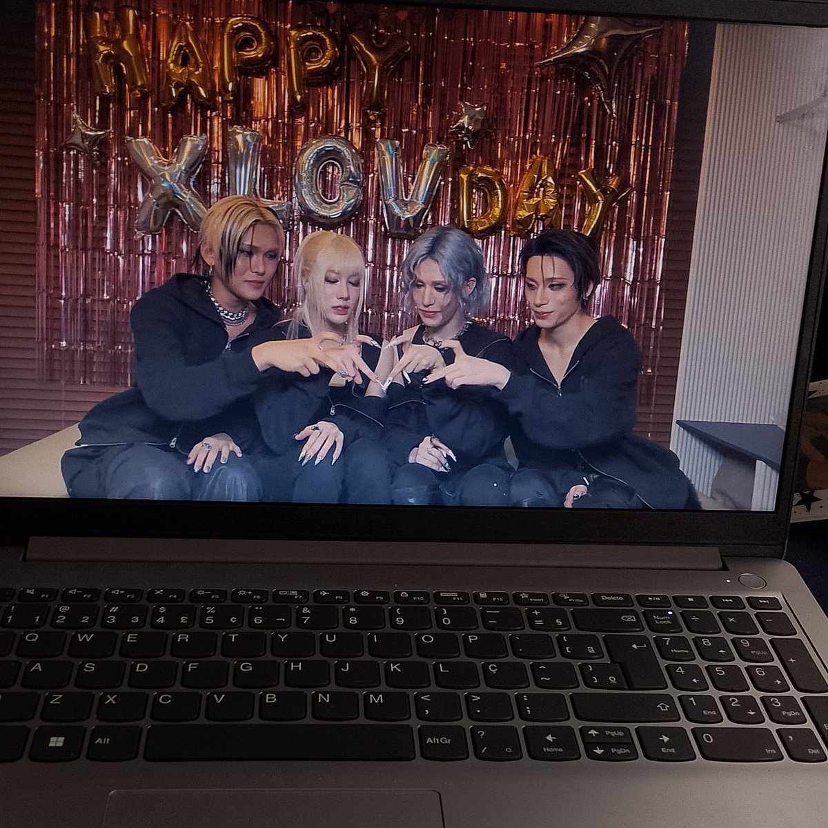 everythingustd's tweet image. "nós não conseguimos aprender todas as línguas do mundo mas nós amamos vocês."
cada dia eu tenho mais certeza do meu amor por elas