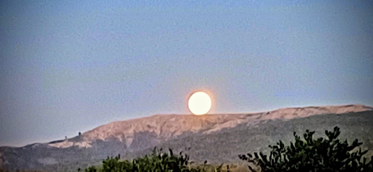 "Amaneció la luna" sobre la Sierra de las Ánimas  el 2 de enero. . .
