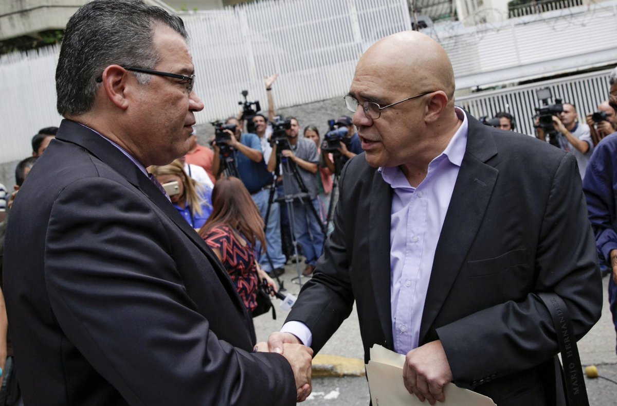 ChuoTorrealba's tweet image. HOY #7Ene VENEZUELA CUMPLE UN AÑO CON ENRIQUE MÁRQUEZ EN INJUSTA PRISIÓN. Un año entero sin tener a Márquez en la calle forjando soluciones y consensos, defendiendo la Constitución, la democracia y la PAZ
¡LIBERTAD PARA @ENRIQUEMARQUEZP!
¡LIBERTAD PARA TODOS LOS PRESOS POLÍTICOS!